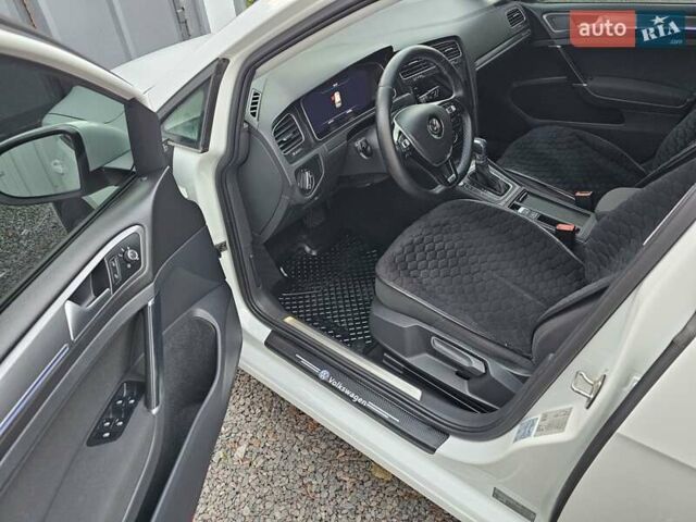 Білий Фольксваген e-Golf, об'ємом двигуна 0 л та пробігом 112 тис. км за 15950 $, фото 48 на Automoto.ua