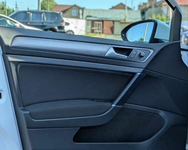 Белый Фольксваген e-Golf, объемом двигателя 0 л и пробегом 82 тыс. км за 13990 $, фото 11 на Automoto.ua