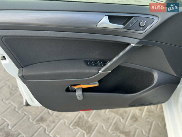 Белый Фольксваген e-Golf, объемом двигателя 0 л и пробегом 56 тыс. км за 13200 $, фото 30 на Automoto.ua