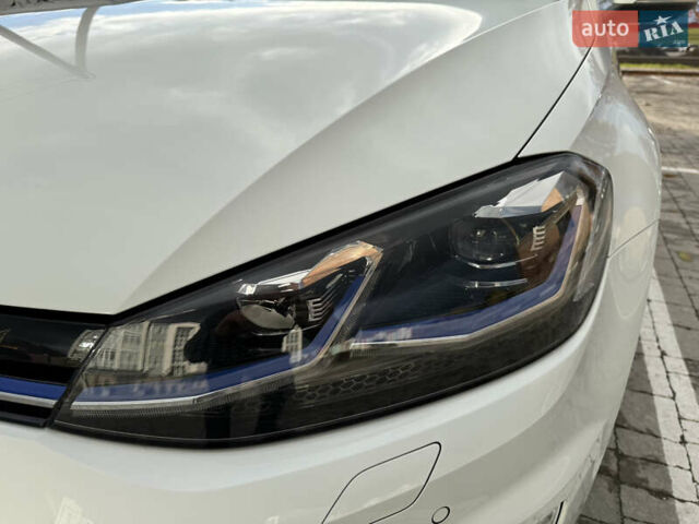 Белый Фольксваген e-Golf, объемом двигателя 0 л и пробегом 84 тыс. км за 14200 $, фото 13 на Automoto.ua