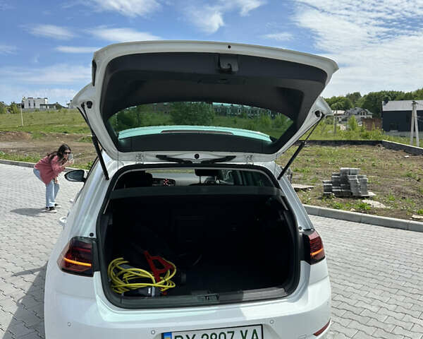 Белый Фольксваген e-Golf, объемом двигателя 0 л и пробегом 126 тыс. км за 12700 $, фото 6 на Automoto.ua