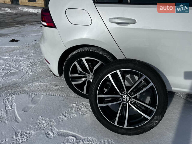 Белый Фольксваген e-Golf, объемом двигателя 0 л и пробегом 174 тыс. км за 11900 $, фото 18 на Automoto.ua