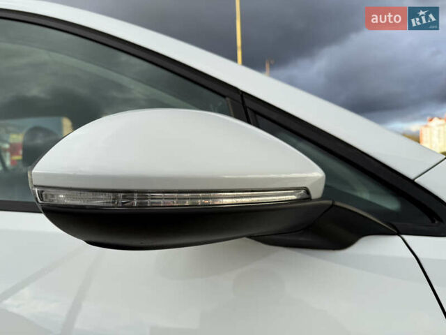 Белый Фольксваген e-Golf, объемом двигателя 0 л и пробегом 84 тыс. км за 14200 $, фото 17 на Automoto.ua