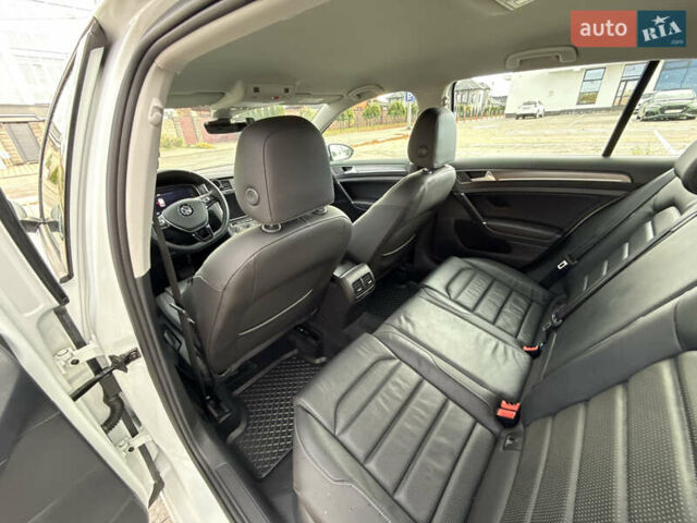 Белый Фольксваген e-Golf, объемом двигателя 0 л и пробегом 84 тыс. км за 14200 $, фото 73 на Automoto.ua