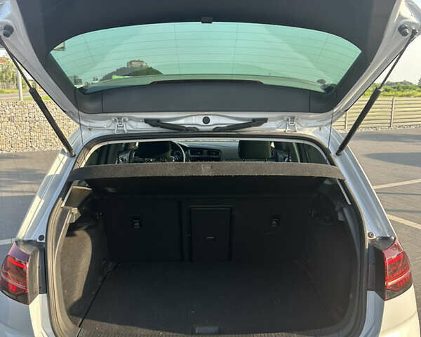Белый Фольксваген e-Golf, объемом двигателя 0 л и пробегом 156 тыс. км за 12300 $, фото 13 на Automoto.ua