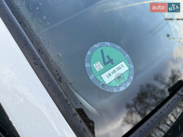 Белый Фольксваген e-Golf, объемом двигателя 0 л и пробегом 96 тыс. км за 15500 $, фото 25 на Automoto.ua