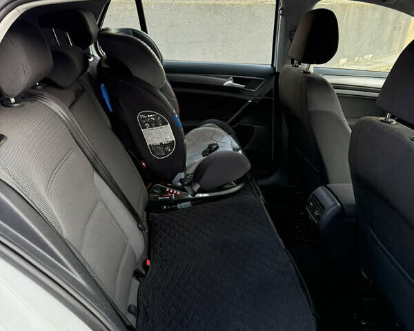 Белый Фольксваген e-Golf, объемом двигателя 0 л и пробегом 96 тыс. км за 15500 $, фото 18 на Automoto.ua