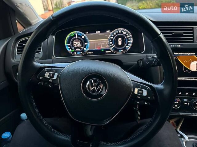 Белый Фольксваген e-Golf, объемом двигателя 0 л и пробегом 97 тыс. км за 15500 $, фото 26 на Automoto.ua