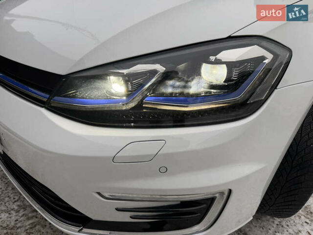 Белый Фольксваген e-Golf, объемом двигателя 0 л и пробегом 110 тыс. км за 13600 $, фото 18 на Automoto.ua