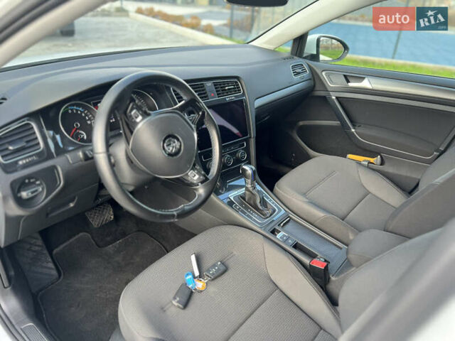 Белый Фольксваген e-Golf, объемом двигателя 0 л и пробегом 56 тыс. км за 13200 $, фото 25 на Automoto.ua
