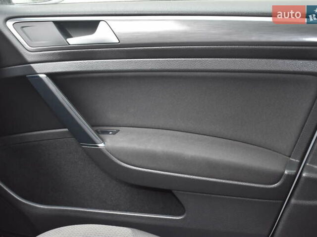 Белый Фольксваген e-Golf, объемом двигателя 0 л и пробегом 80 тыс. км за 14500 $, фото 9 на Automoto.ua