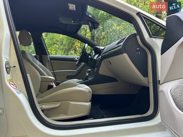 Білий Фольксваген e-Golf, об'ємом двигуна 0 л та пробігом 116 тис. км за 14200 $, фото 19 на Automoto.ua