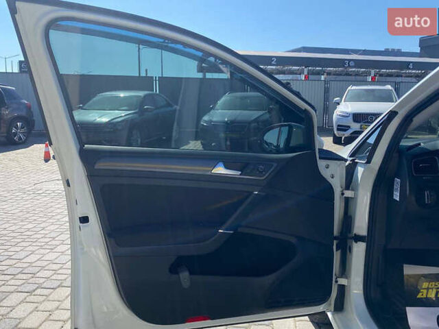 Белый Фольксваген e-Golf, объемом двигателя 0 л и пробегом 127 тыс. км за 15700 $, фото 8 на Automoto.ua