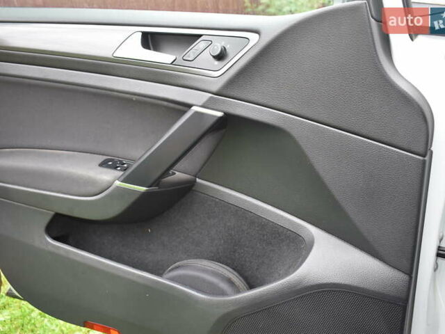 Белый Фольксваген e-Golf, объемом двигателя 0 л и пробегом 80 тыс. км за 14500 $, фото 5 на Automoto.ua