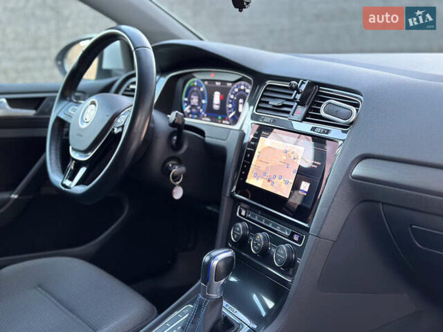 Белый Фольксваген e-Golf, объемом двигателя 0 л и пробегом 61 тыс. км за 14500 $, фото 32 на Automoto.ua