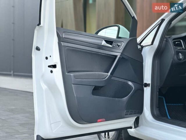 Белый Фольксваген e-Golf, объемом двигателя 0 л и пробегом 61 тыс. км за 14500 $, фото 18 на Automoto.ua