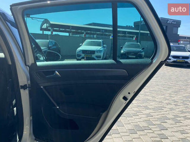 Белый Фольксваген e-Golf, объемом двигателя 0 л и пробегом 127 тыс. км за 15700 $, фото 23 на Automoto.ua