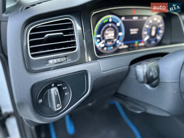 Белый Фольксваген e-Golf, объемом двигателя 0 л и пробегом 61 тыс. км за 14500 $, фото 19 на Automoto.ua