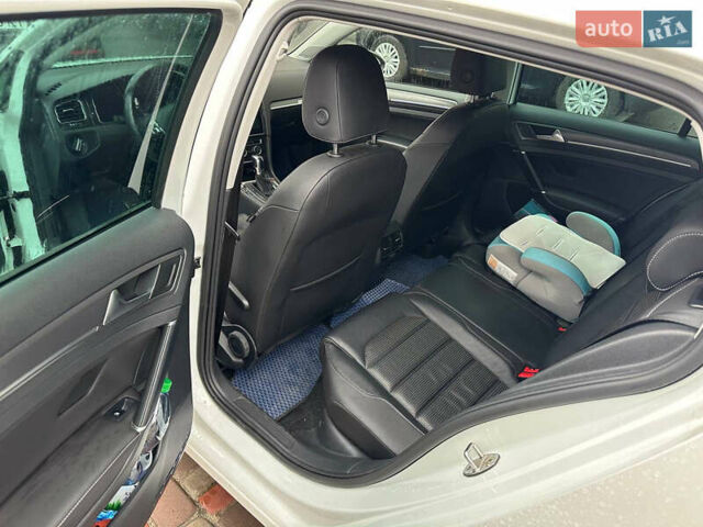 Белый Фольксваген e-Golf, объемом двигателя 0 л и пробегом 167 тыс. км за 13500 $, фото 15 на Automoto.ua