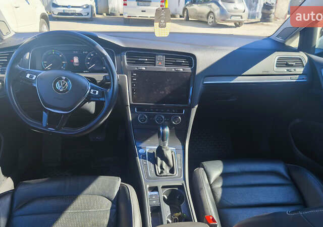 Белый Фольксваген e-Golf, объемом двигателя 0 л и пробегом 92 тыс. км за 15000 $, фото 2 на Automoto.ua