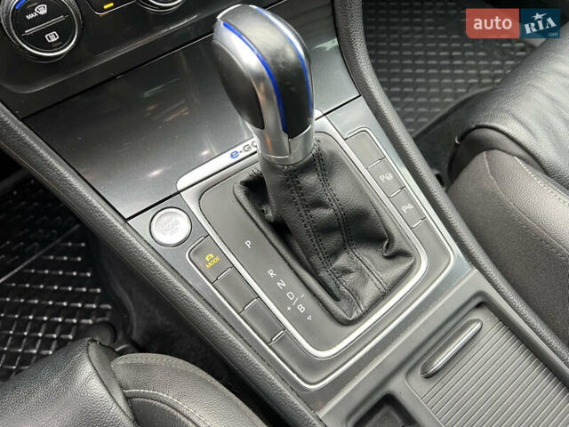 Белый Фольксваген e-Golf, объемом двигателя 0 л и пробегом 137 тыс. км за 12999 $, фото 13 на Automoto.ua