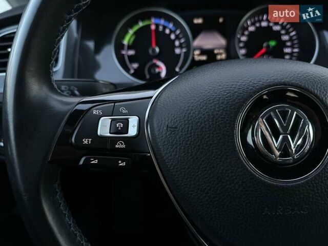 Белый Фольксваген e-Golf, объемом двигателя 0 л и пробегом 127 тыс. км за 11599 $, фото 24 на Automoto.ua