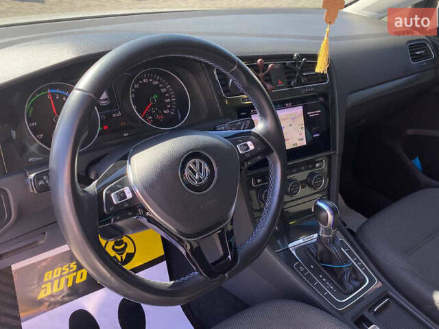 Белый Фольксваген e-Golf, объемом двигателя 0 л и пробегом 127 тыс. км за 15700 $, фото 11 на Automoto.ua