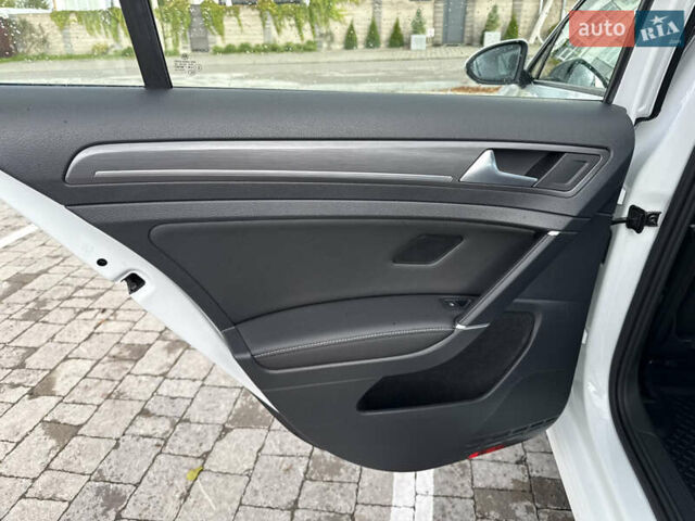Белый Фольксваген e-Golf, объемом двигателя 0 л и пробегом 84 тыс. км за 14200 $, фото 72 на Automoto.ua