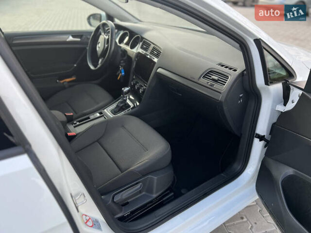 Белый Фольксваген e-Golf, объемом двигателя 0 л и пробегом 56 тыс. км за 13200 $, фото 39 на Automoto.ua