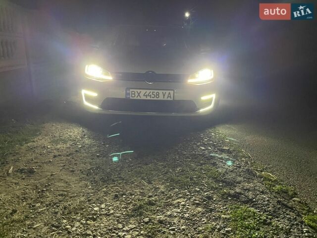 Белый Фольксваген e-Golf, объемом двигателя 0 л и пробегом 130 тыс. км за 12800 $, фото 5 на Automoto.ua