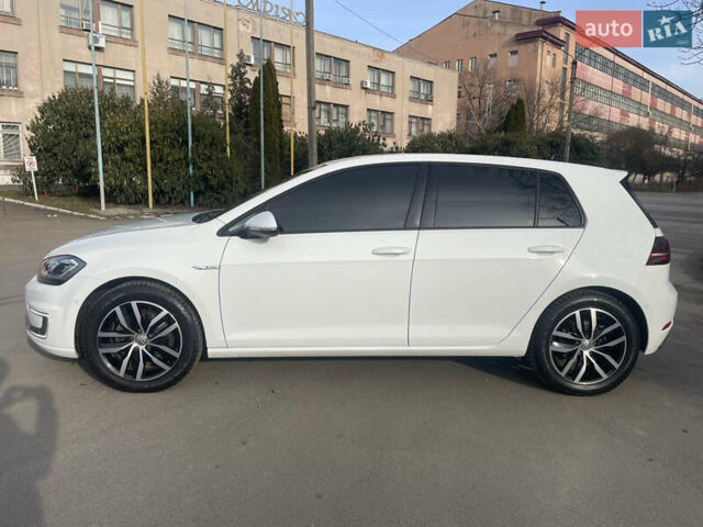 Белый Фольксваген e-Golf, объемом двигателя 0 л и пробегом 95 тыс. км за 13600 $, фото 2 на Automoto.ua