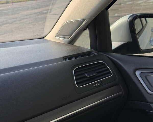 Белый Фольксваген e-Golf, объемом двигателя 0 л и пробегом 165 тыс. км за 13500 $, фото 18 на Automoto.ua