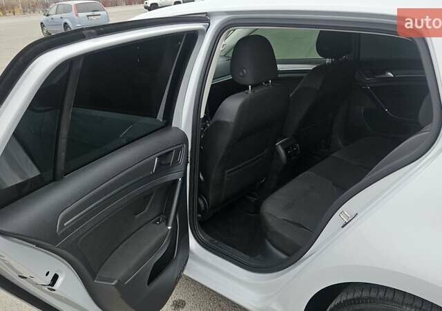 Белый Фольксваген e-Golf, объемом двигателя 0 л и пробегом 124 тыс. км за 13500 $, фото 23 на Automoto.ua