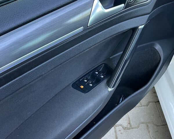 Білий Фольксваген e-Golf, об'ємом двигуна 0 л та пробігом 97 тис. км за 16500 $, фото 8 на Automoto.ua