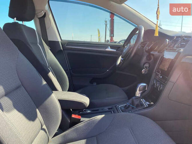 Белый Фольксваген e-Golf, объемом двигателя 0 л и пробегом 127 тыс. км за 15700 $, фото 16 на Automoto.ua