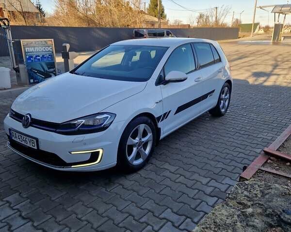 Белый Фольксваген e-Golf, объемом двигателя 0 л и пробегом 125 тыс. км за 13700 $, фото 6 на Automoto.ua