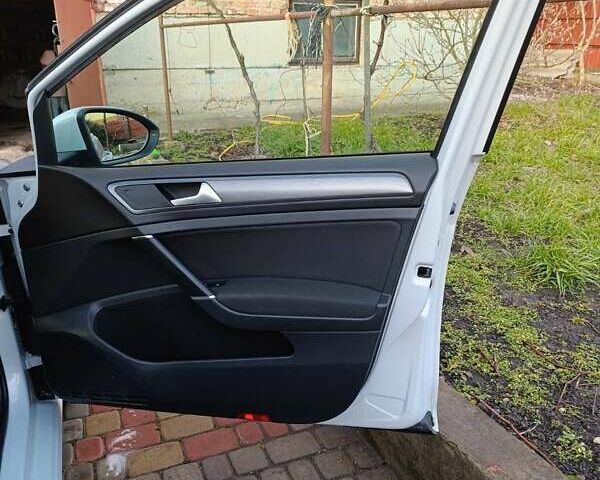 Белый Фольксваген e-Golf, объемом двигателя 0 л и пробегом 130 тыс. км за 13200 $, фото 10 на Automoto.ua