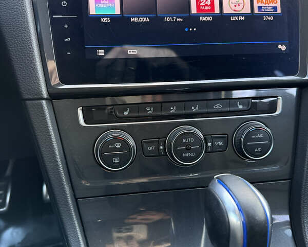 Белый Фольксваген e-Golf, объемом двигателя 0 л и пробегом 96 тыс. км за 15500 $, фото 24 на Automoto.ua