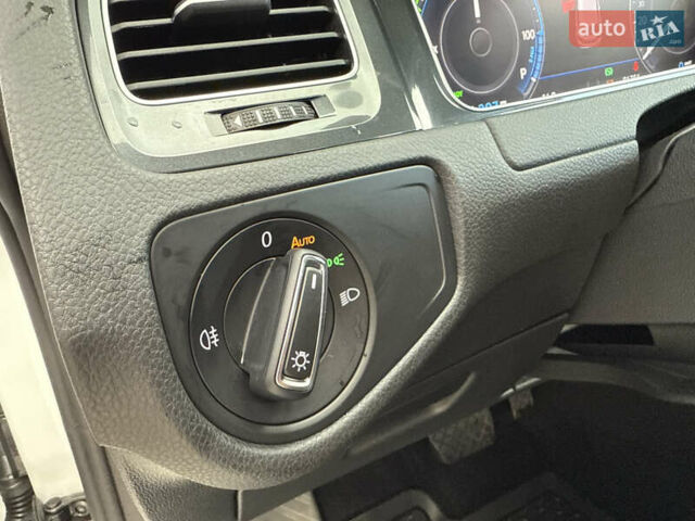 Белый Фольксваген e-Golf, объемом двигателя 0 л и пробегом 84 тыс. км за 14200 $, фото 44 на Automoto.ua