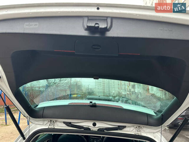 Белый Фольксваген e-Golf, объемом двигателя 0 л и пробегом 167 тыс. км за 13500 $, фото 9 на Automoto.ua