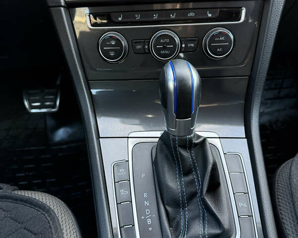 Белый Фольксваген e-Golf, объемом двигателя 0 л и пробегом 96 тыс. км за 15500 $, фото 23 на Automoto.ua