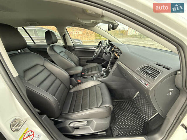 Белый Фольксваген e-Golf, объемом двигателя 0 л и пробегом 84 тыс. км за 14200 $, фото 81 на Automoto.ua