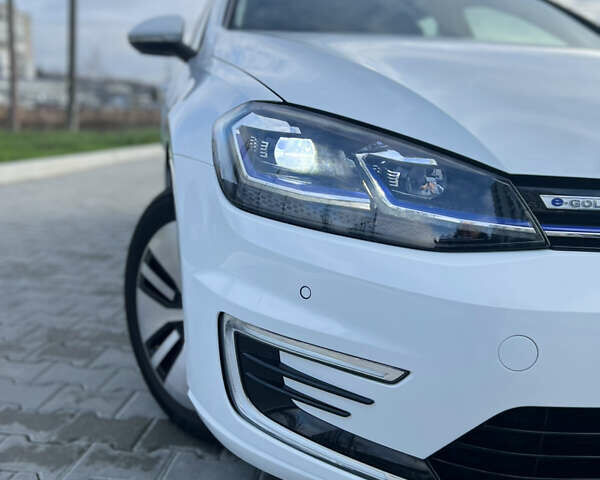 Белый Фольксваген e-Golf, объемом двигателя 0 л и пробегом 56 тыс. км за 13200 $, фото 23 на Automoto.ua