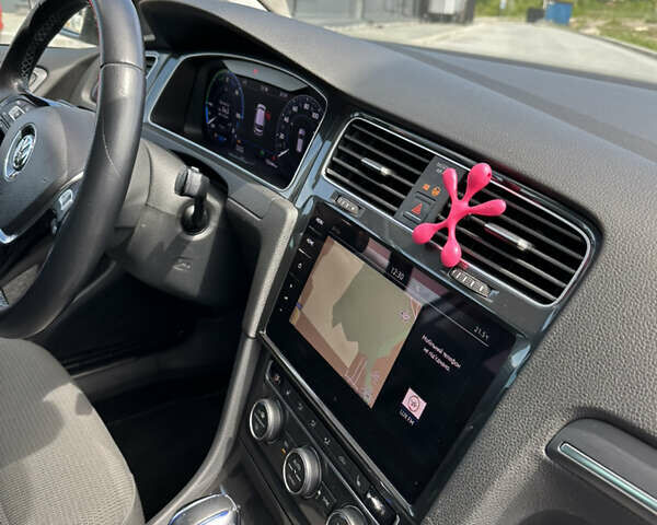 Белый Фольксваген e-Golf, объемом двигателя 0 л и пробегом 126 тыс. км за 12700 $, фото 5 на Automoto.ua