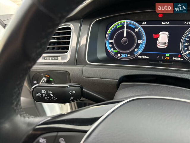 Белый Фольксваген e-Golf, объемом двигателя 0 л и пробегом 84 тыс. км за 14200 $, фото 43 на Automoto.ua