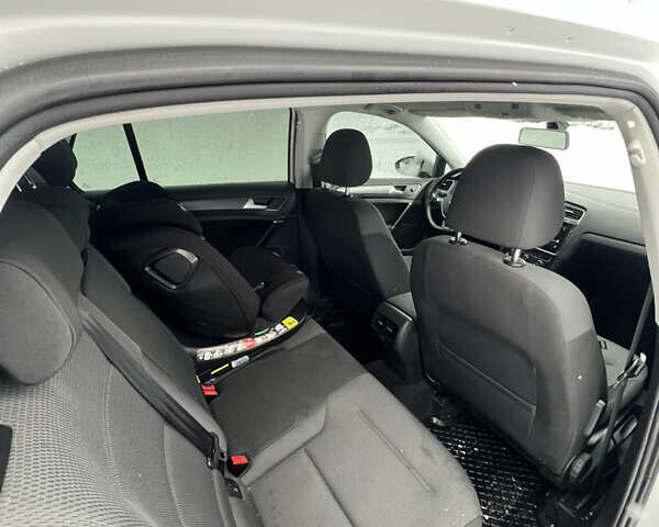 Белый Фольксваген e-Golf, объемом двигателя 0 л и пробегом 51 тыс. км за 17500 $, фото 25 на Automoto.ua