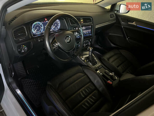 Белый Фольксваген e-Golf, объемом двигателя 0 л и пробегом 137 тыс. км за 12999 $, фото 88 на Automoto.ua