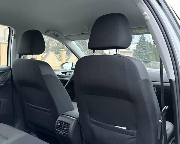 Белый Фольксваген e-Golf, объемом двигателя 0 л и пробегом 15 тыс. км за 23000 $, фото 10 на Automoto.ua