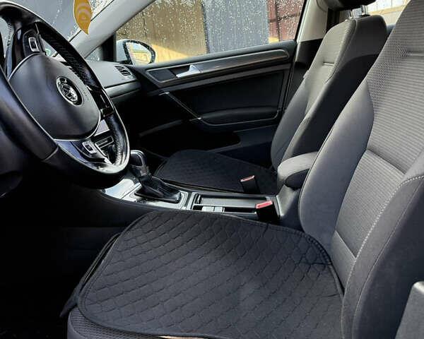 Белый Фольксваген e-Golf, объемом двигателя 0 л и пробегом 96 тыс. км за 15500 $, фото 13 на Automoto.ua