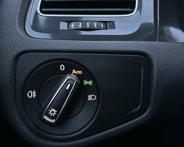 Белый Фольксваген e-Golf, объемом двигателя 0 л и пробегом 127 тыс. км за 11599 $, фото 20 на Automoto.ua